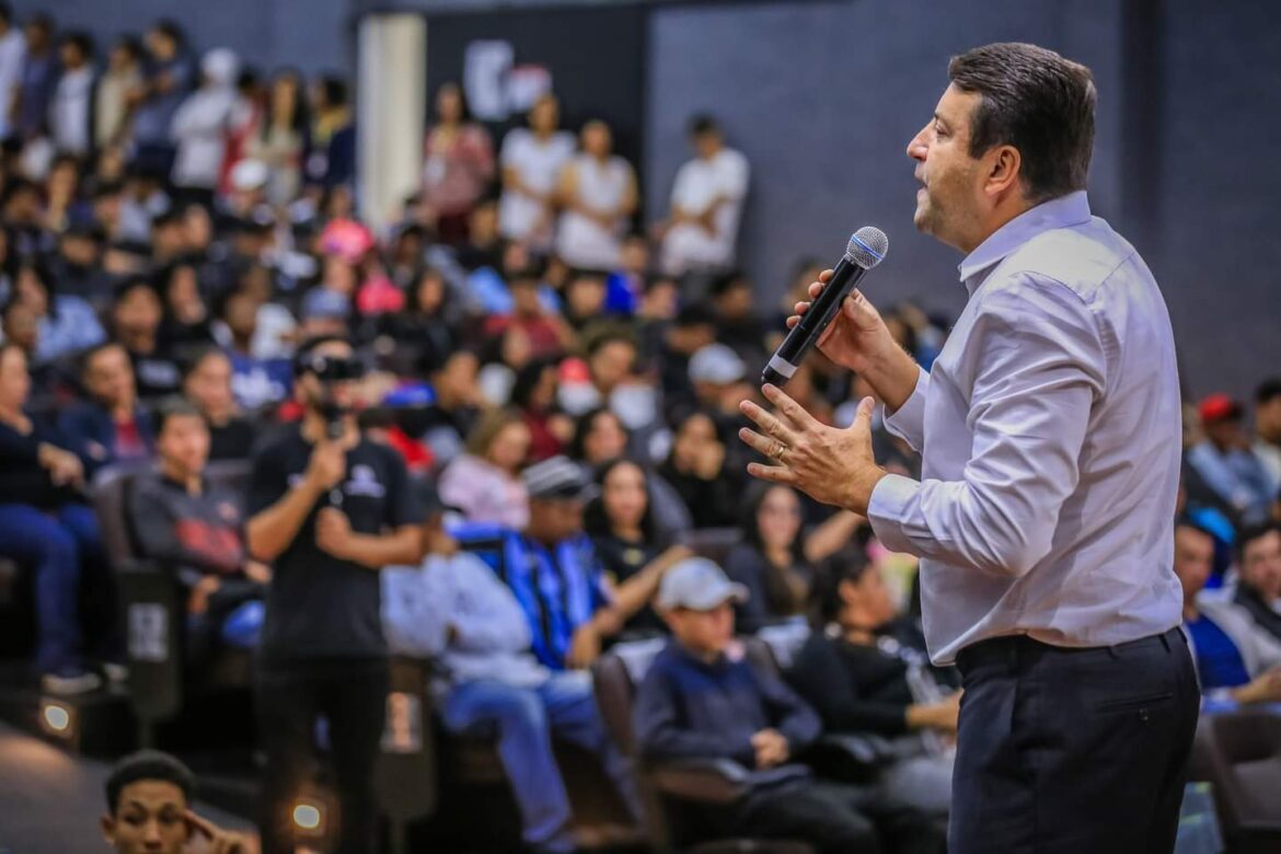 Elvis Cezar faz palestra para 1,2 mil estudantes do Ensino Médio de Santana de Parnaíba