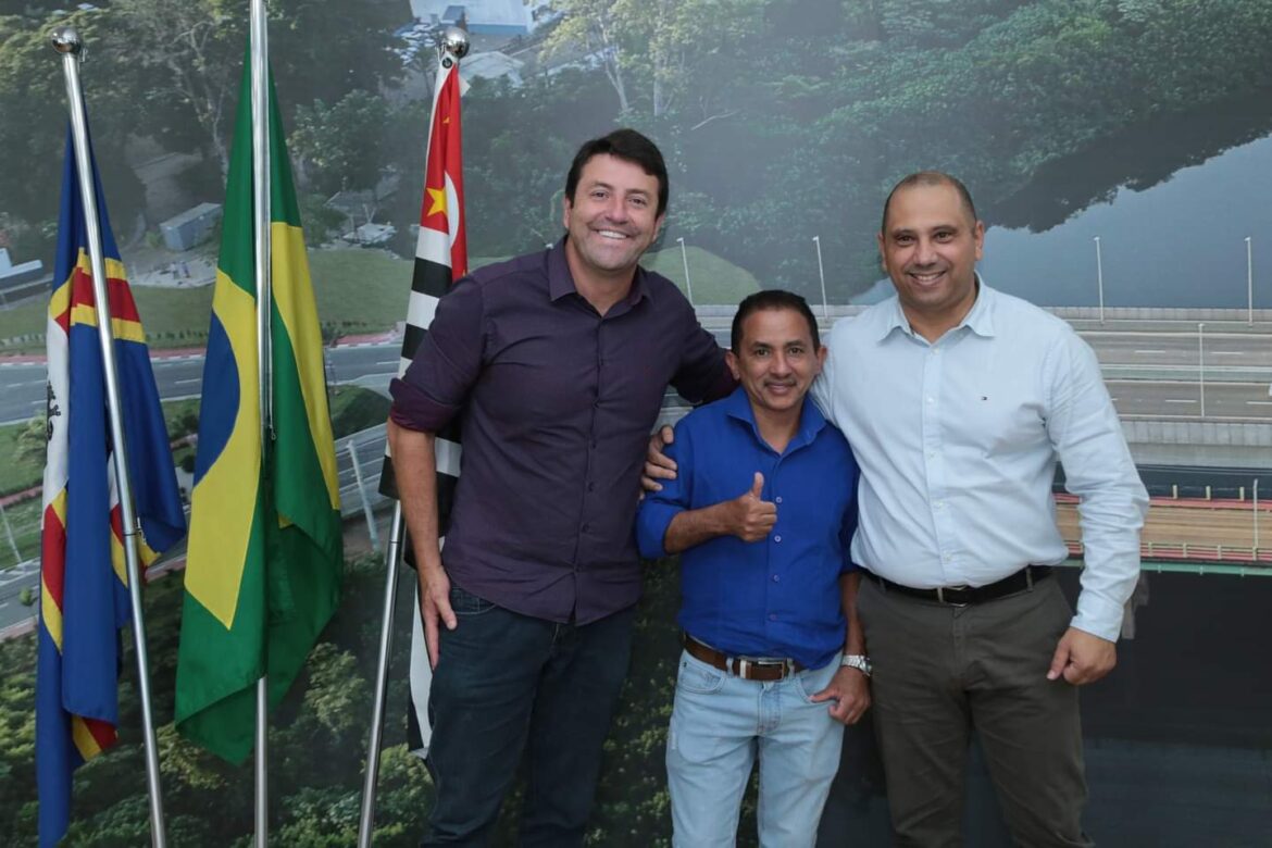 Autor de ‘Caneta Azul’, Manoel Gomes visita Prefeitura de Santana de Parnaíba 