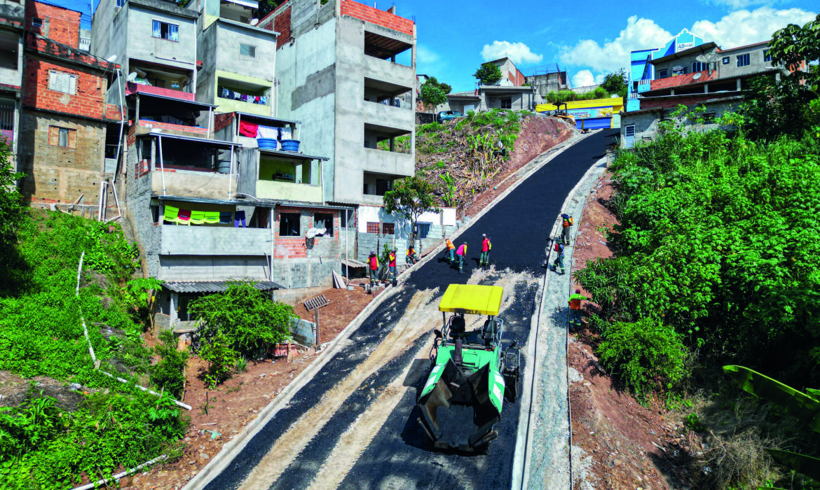 Viela do bairro Cidade São Pedro é pavimentada em Santana de Parnaíba 
