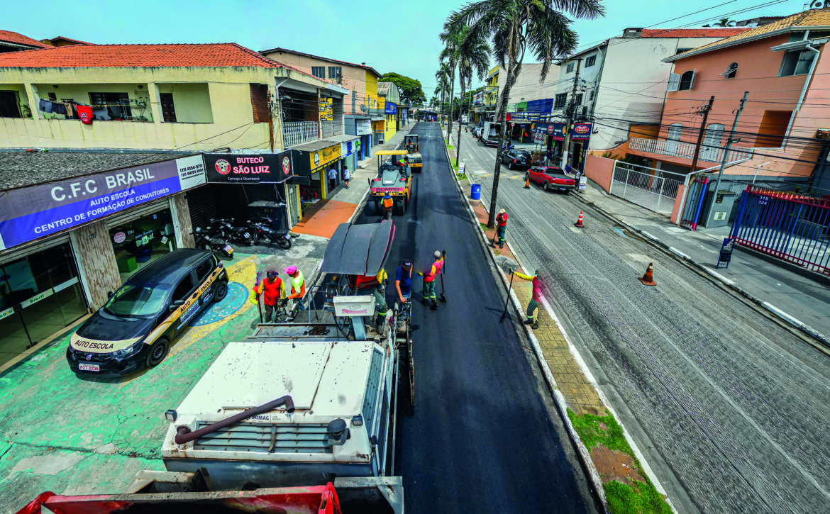 Alphaville e Jardim São Luís recebem obras de pavimentação em importantes vias