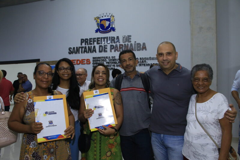Prefeito Marcos Tonho entrega escrituras a moradores inscritos no Regulariza Parnaíba