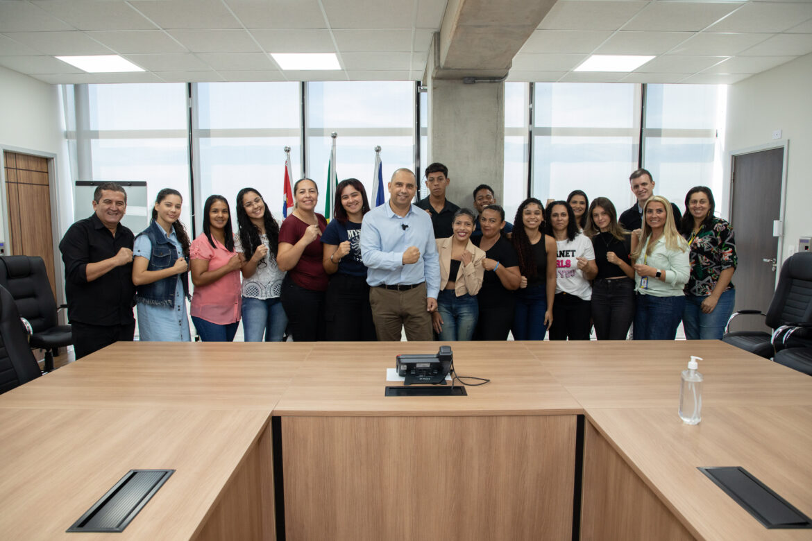 Prefeito Marcos Tonho recebe visita dos alunos da rede de ensino aprovados em universidades públicas e privadas