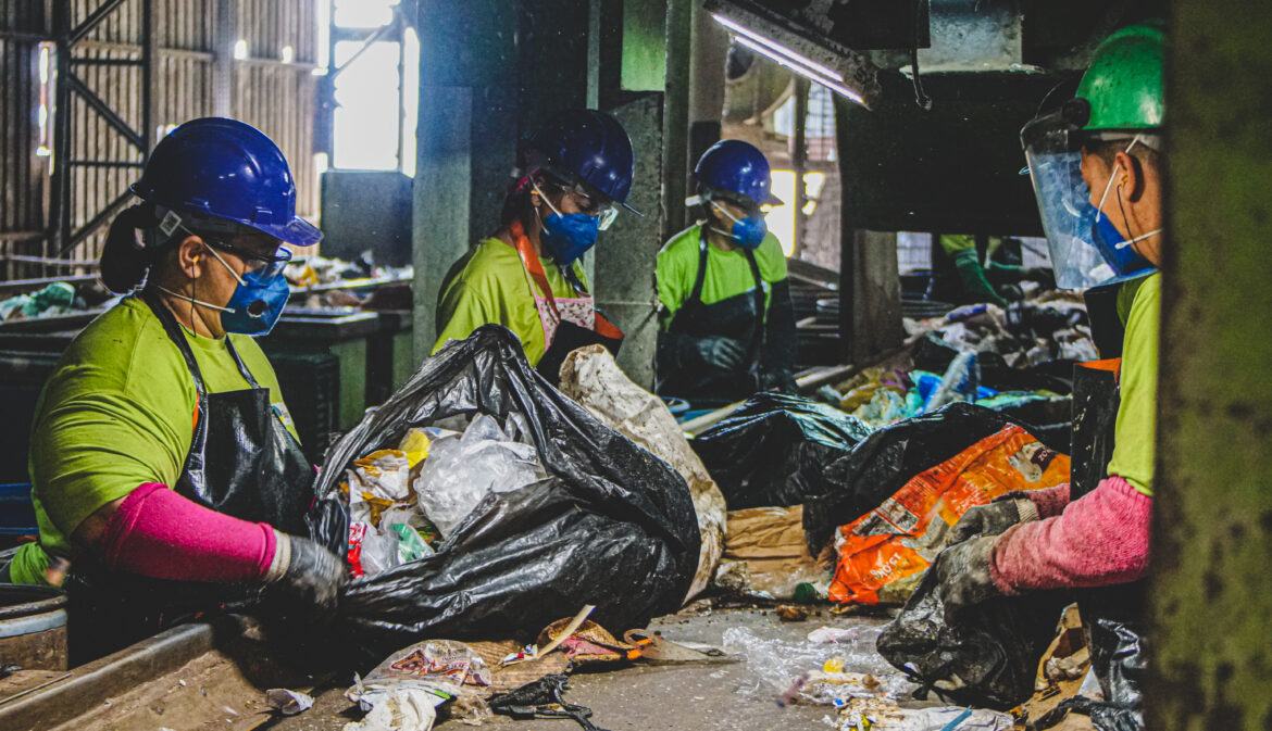 Santana de Parnaíba faz triagem de 100% do lixo coletado e se destaca na gestão de resíduos sólidos